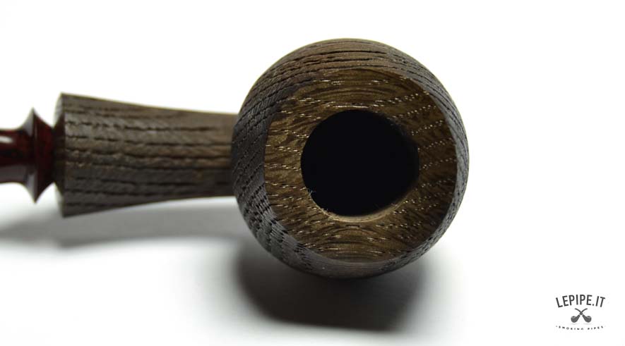 Pipa Brentegani - n. 51 In legno di morta Bocchino in cumberland Senza filtro In legno di morta Senza elaborazione Diametro Interno: 18 mm. Diametro Esterno: 41 mm. Lunghezza: 138 mm. Altezza: 55 mm. Peso: 47 gr. Profondità: 32 mm.