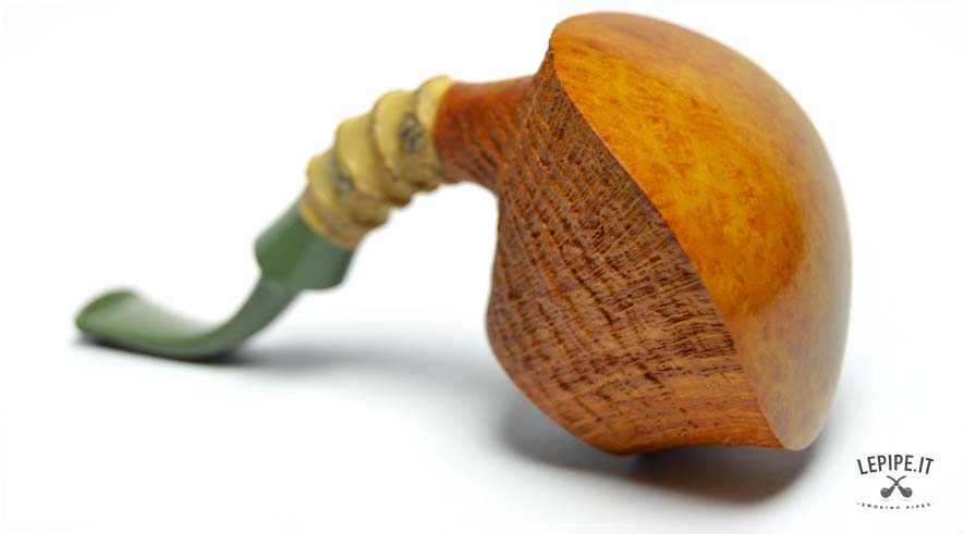 Pipa Xin Li - n. 12 Stand-up Bocchino in cumberland Senza filtro Sabbiata Con elaborazione in bamboo Diametro Interno: 19 mm. Diametro Esterno: 48 mm. Lunghezza: 118 mm. Altezza: 43 mm. Peso: 46 gr. Profondità: 25 mm.