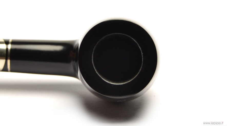 Pipa Stanwell - Black & Silver n. 08  Bocchino in metacrilato Senza filtro Liscia Con elaborazione in argento Diametro Interno: 18 mm. Diametro Esterno: 34 mm. Lunghezza: 134 mm. Altezza: 43 mm. Peso: 37 gr. Profondità: 40 mm.