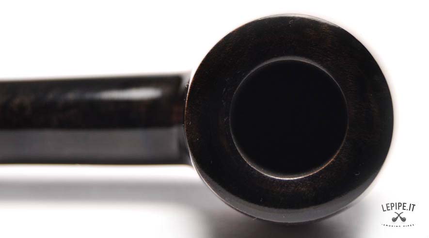 Pipa Stanwell - Black Diamond n. 2  Bocchino in metacrilato Con sede per filtro da 9 mm. Liscia Con altra elaborazione Diametro Interno: 20 mm. Diametro Esterno: 40 mm. Lunghezza: 152 mm. Altezza: 52 mm. Peso: 60 gr. Profondità: 41 mm.