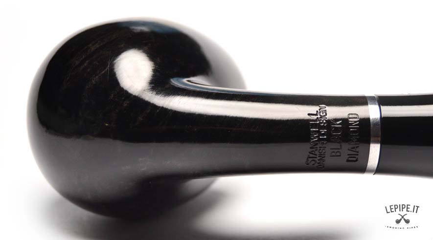 Pipa Stanwell - Black Diamond n. 3  Bocchino in metacrilato Con sede per filtro da 9 mm. Liscia Con altra elaborazione Diametro Interno: 19 mm. Diametro Esterno: 45 mm. Lunghezza: 152 mm. Altezza: 46 mm. Peso: 63 gr. Profondità: 40 mm.