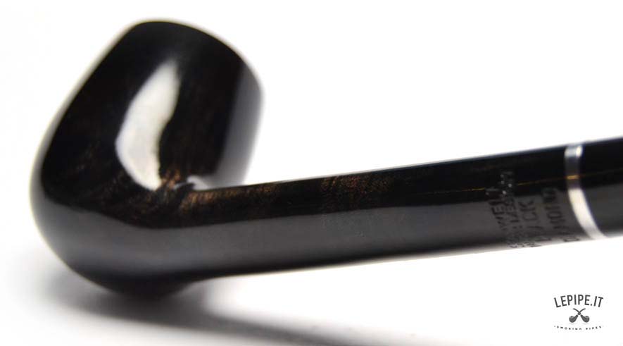 Pipa Stanwell - Black Diamond n. 8  Bocchino in metacrilato Senza filtro Liscia Con altra elaborazione Diametro Interno: 19 mm. Diametro Esterno: 35 mm. Lunghezza: 152 mm. Altezza: 45 mm. Peso: 35 gr. Profondità: 37 mm.