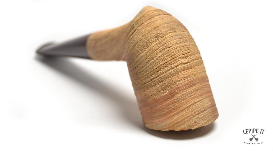 Pipa Penzo - n. 41 In legno di Ulivo Bocchino in cumberland Senza filtro In legno di ulivo Senza elaborazione Diametro Interno: 18 mm. Diametro Esterno: 32 mm. Lunghezza: 134 mm. Altezza: 52 mm. Peso: 36 gr. Profondità: 35 mm.