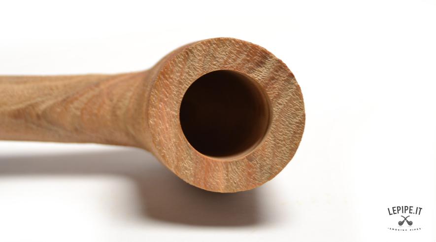 Pipa Penzo - n. 41 In legno di Ulivo Bocchino in cumberland Senza filtro In legno di ulivo Senza elaborazione Diametro Interno: 18 mm. Diametro Esterno: 32 mm. Lunghezza: 134 mm. Altezza: 52 mm. Peso: 36 gr. Profondità: 35 mm.