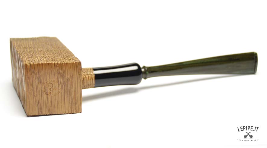 Pipa Penzo - n. 64 Stand-Up Bocchino in cumberland Senza filtro In legno di morta Senza elaborazione Diametro Interno: 18 mm. Diametro Esterno: 31 mm. Lunghezza: 164 mm. Altezza: 68 mm. Peso: 42 gr. Profondità: 48 mm.