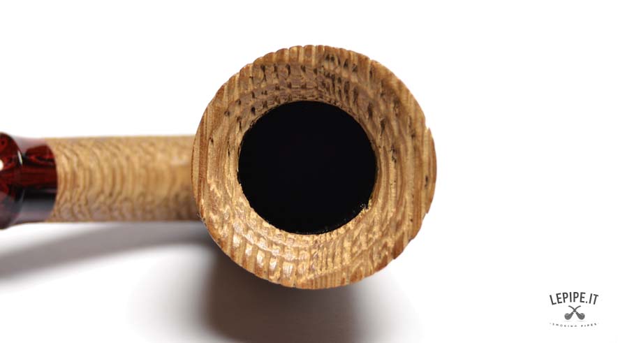 Pipa Penzo - n. 66  Bocchino in cumberland Senza filtro In legno di morta Senza elaborazione Diametro Interno: 18 mm. Diametro Esterno: 33 mm. Lunghezza: 114 mm. Altezza: 62 mm. Peso: 20 gr. Profondità: 37 mm.