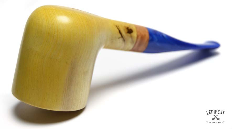 Pipa Spanu - Limone n. 63 Stand-Up Bocchino in metacrilato Senza filtro In legno di limone Con altra elaborazione Diametro Interno: 22 mm. Diametro Esterno: 45 mm. Lunghezza: 155 mm. Altezza: 55 mm. Peso: 80 gr. Profondità: 37 mm.