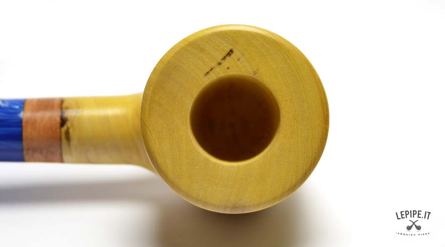 Pipa Spanu - Limone n. 63 Stand-Up Bocchino in metacrilato Senza filtro In legno di limone Con altra elaborazione Diametro Interno: 22 mm. Diametro Esterno: 45 mm. Lunghezza: 155 mm. Altezza: 55 mm. Peso: 80 gr. Profondità: 37 mm.